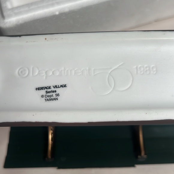 Department 56 / Heritage Village Collection /Victoria Station Train Platform - Picture 11 of 11